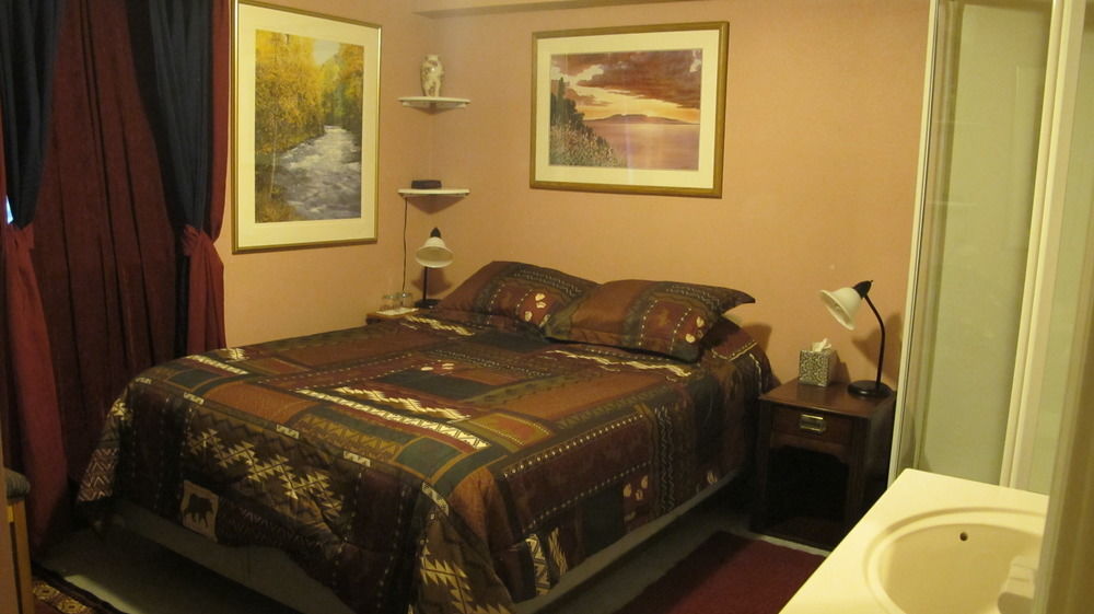 אנקורג' Frenchy'S Adventure Bed And Breakfast מראה חיצוני תמונה